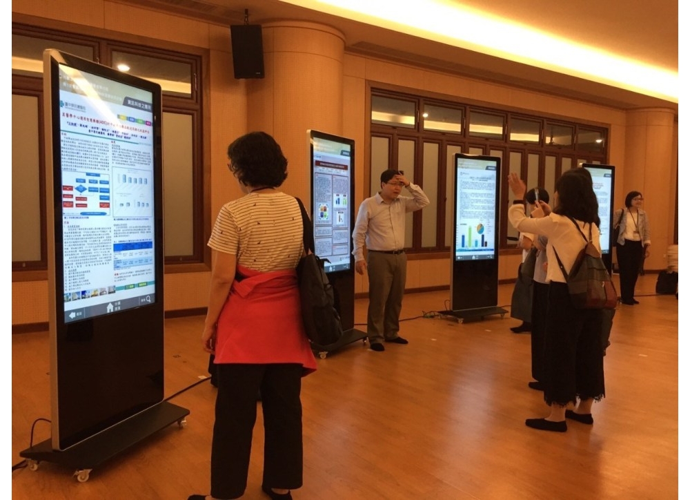 台灣臨床藥學會E poster - 55吋立式廣告機[客製化APP]