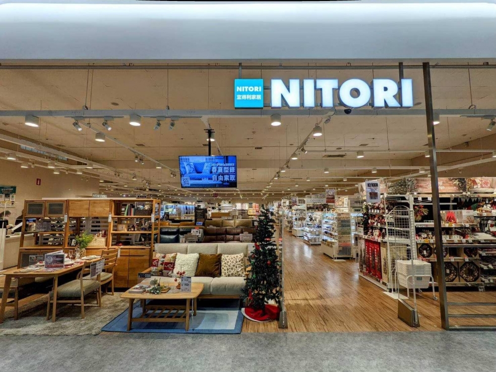 商用顯示器.jpg 全台宜得利門市入口處安裝吊掛行商用顯示器,內建KS service播放軟體