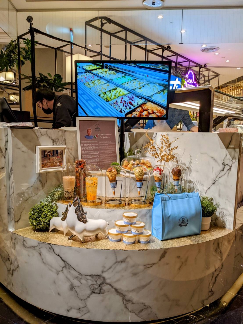 壁掛廣告機.jpg 壁掛廣告機單機版
搭配專用支撐架