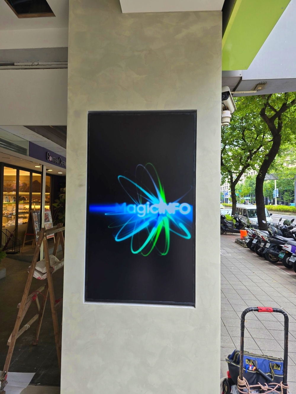 batch_餐酒館安裝三星QM55商顯壁掛_開機測試.jpg batch_餐酒館安裝三星QM55商顯壁掛_開機測試.jpg