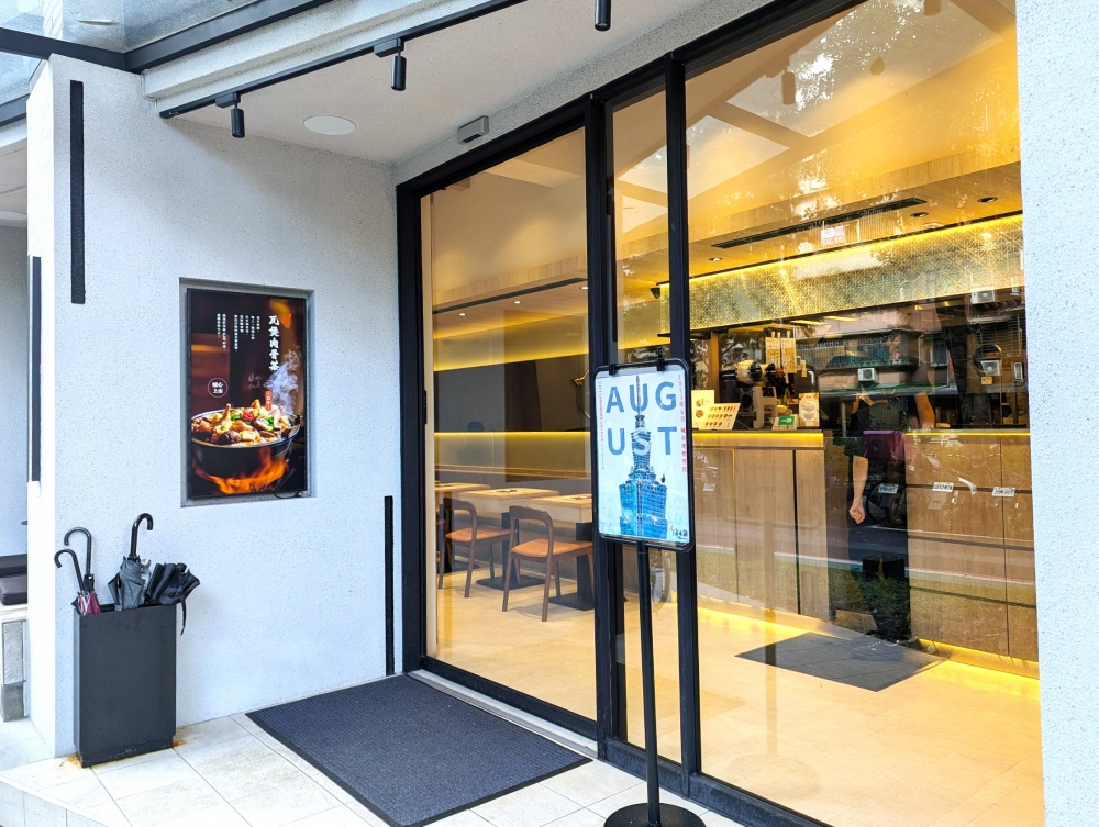 康順電子為瑞記海南雞安裝三星 43吋高亮度商用顯示器，搭配嵌入式設計，適合高光環境，顯示清晰不反光，提升資訊傳達效率。