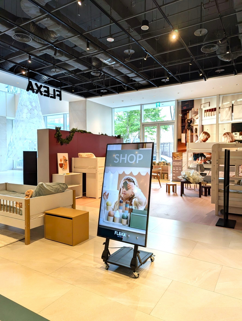 康順電子為某家具品牌安裝 50吋商用顯示器，搭配專用腳架，適合高光環境，顯示清晰不反光，提升資訊傳達效率。